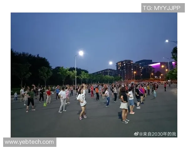 广场舞与篮球场的完美结合在微博上引发热潮，社区活动新风尚